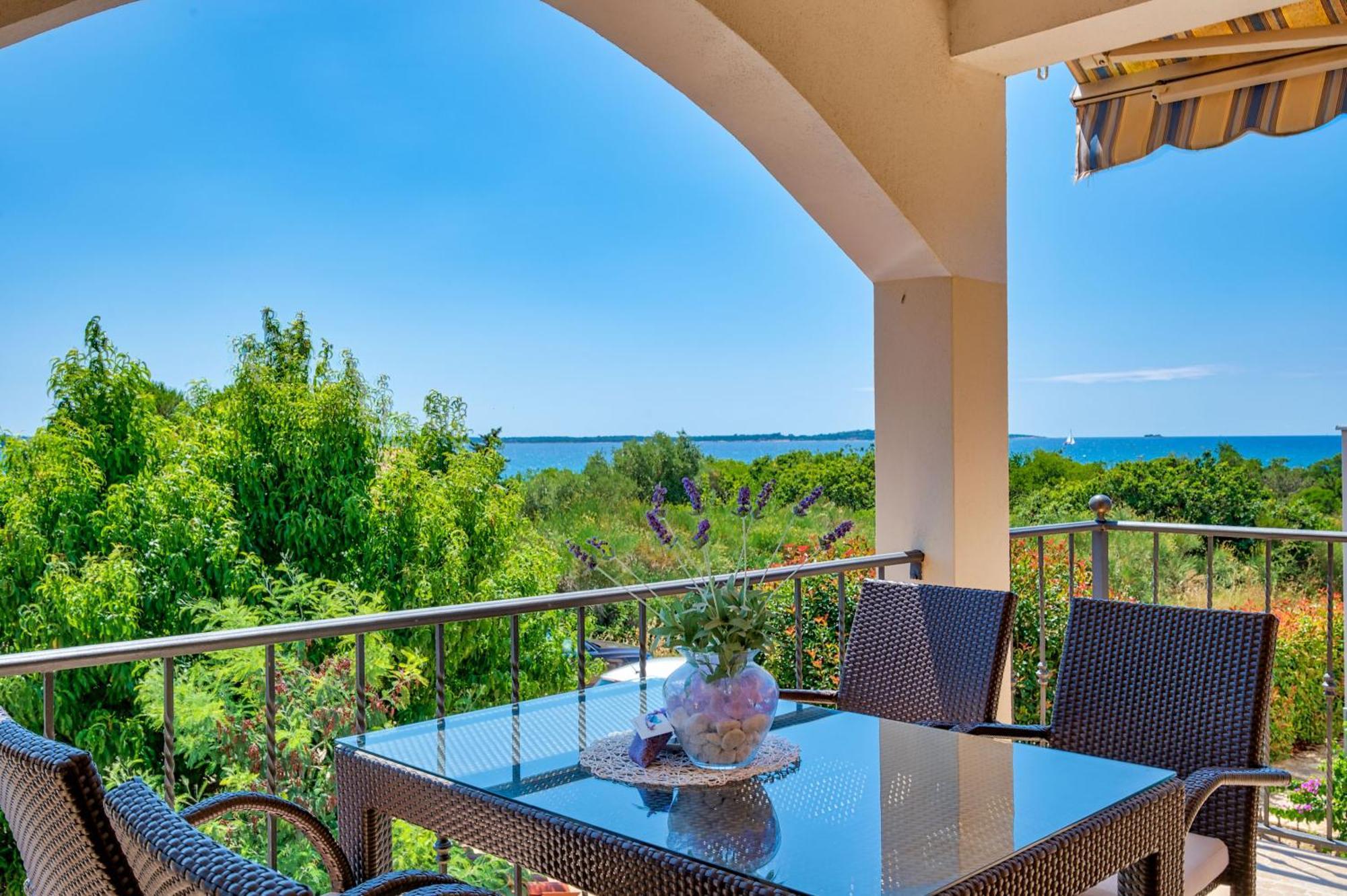 Teuta Apartments - A Beach And A Sea View Peroj Eksteriør bilde
