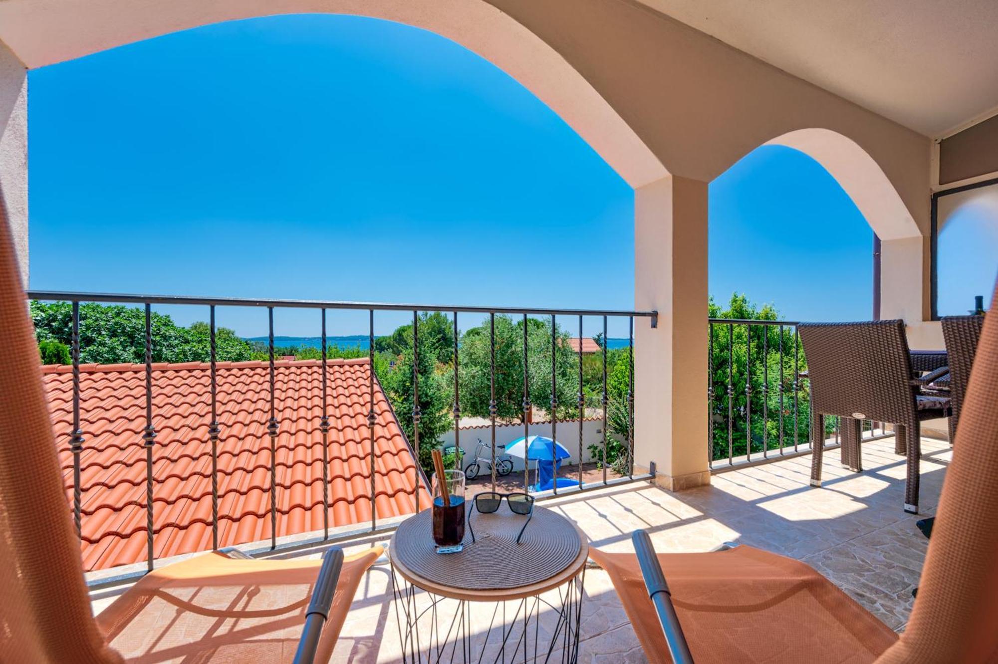 Teuta Apartments - A Beach And A Sea View Peroj Eksteriør bilde