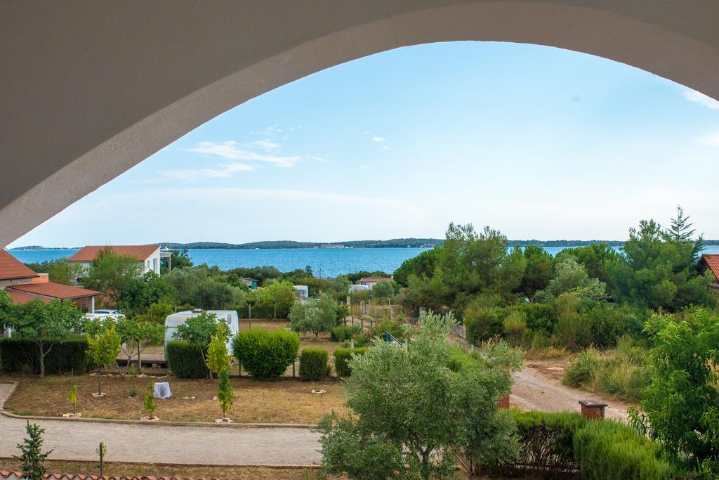 Teuta Apartments - A Beach And A Sea View Peroj Eksteriør bilde